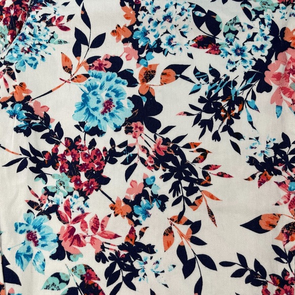 St. John’s bay size 14 white with blues, oranges, reds floral cropped pants - Picture 4 of 14